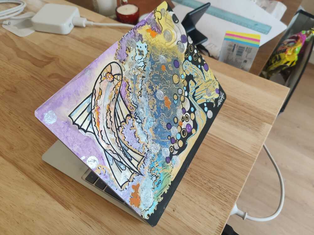 Œuvre d'art Georges Miankiri sur MacBook - Photo réelle COV'ARTS